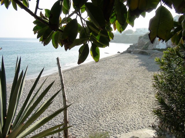 Dovolenka na Costa del Sol, panoráma pláže v Nerja